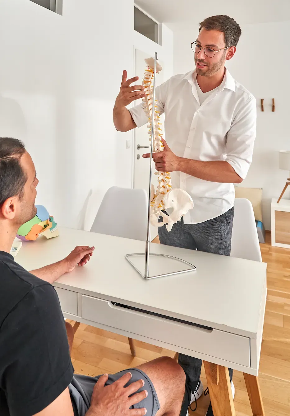 Leonard Handke erklärt an einem Modell die Anatomie der Wirbelsäule.